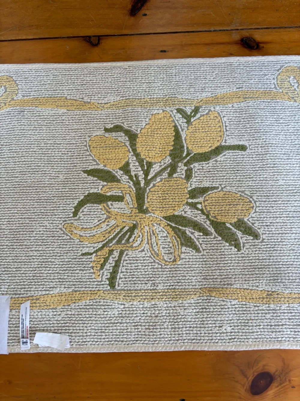 NWT Urban Outfitters Tulip Bunch Plush Tufted Bath Mat